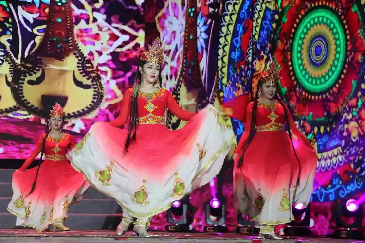 美丽的维吾尔族姑娘舞也美