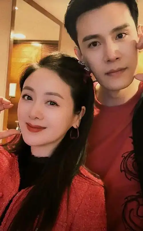 小李琳7岁女儿出镜拜年,小年糕五官像经超,大女儿被送回前夫家