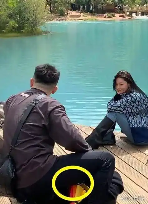 张馨予夫妇骑电车游云南,何捷沉迷老婆美貌拍不停,手臂肌肉抢镜