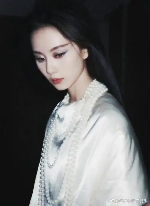 太魅惑了吧,一姐妆容就是可温婉可攻击,又锋利又清冽又美丽!