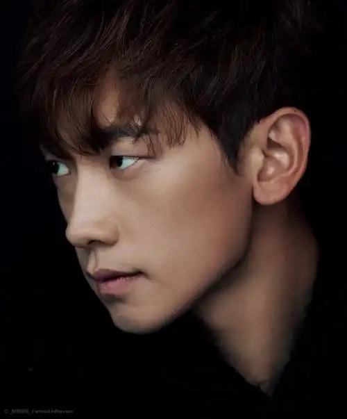 p>郑智薰(rain),1982年6月25日出生于韩国首尔,韩国流行男歌手,演员