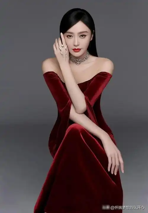 红丝绒礼服媒体八卦曾经报道秦岚27岁就身价过亿,住着两千万豪宅,一年