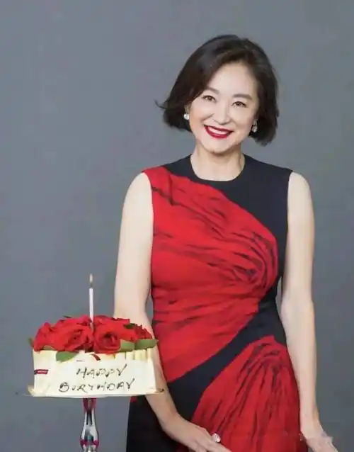 68岁林青霞现身法国暴瘦脱相!皱纹如树皮,沧桑憔悴被认成清洁工