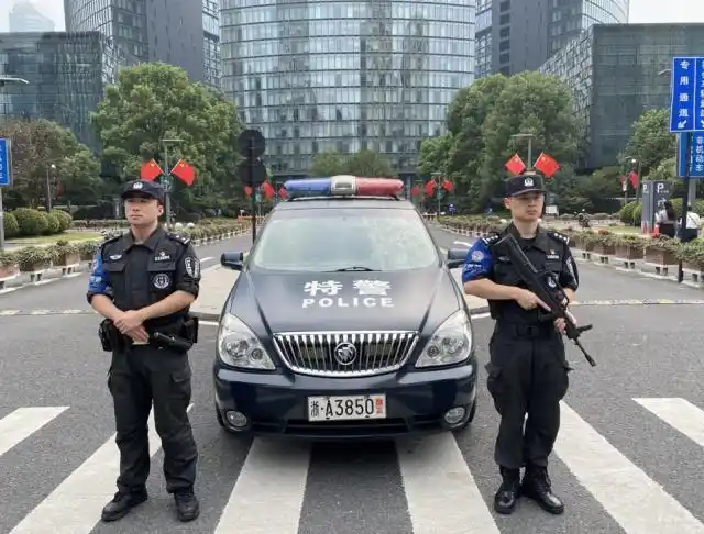 与国旗同框!奔波在各个岗位的杭州特警们,用这样的方式为祖国庆生!