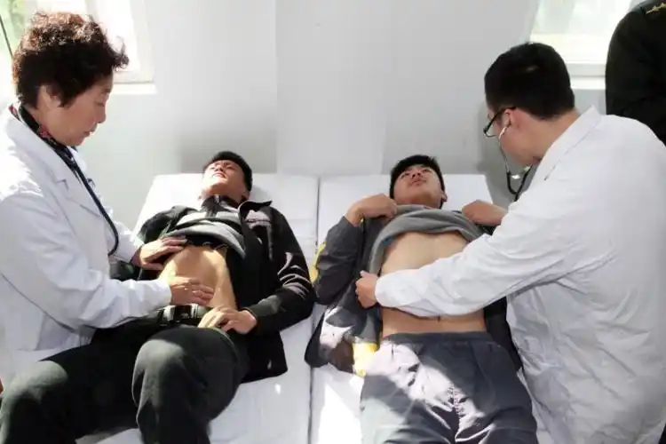 各地青年参加征兵体检 南京三对双胞胎同时报名