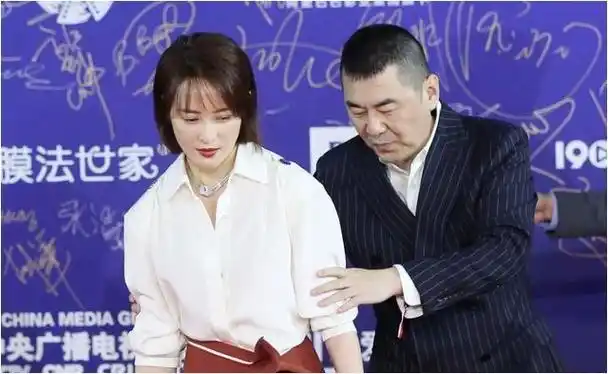 有网友认为是蒋勤勤的介入,导致了陈建斌和吴越的分手.