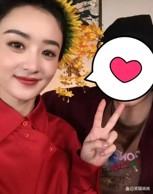 博主晒与赵丽颖合照,晒她放风筝背影照好可爱,颖宝拿风筝好开心