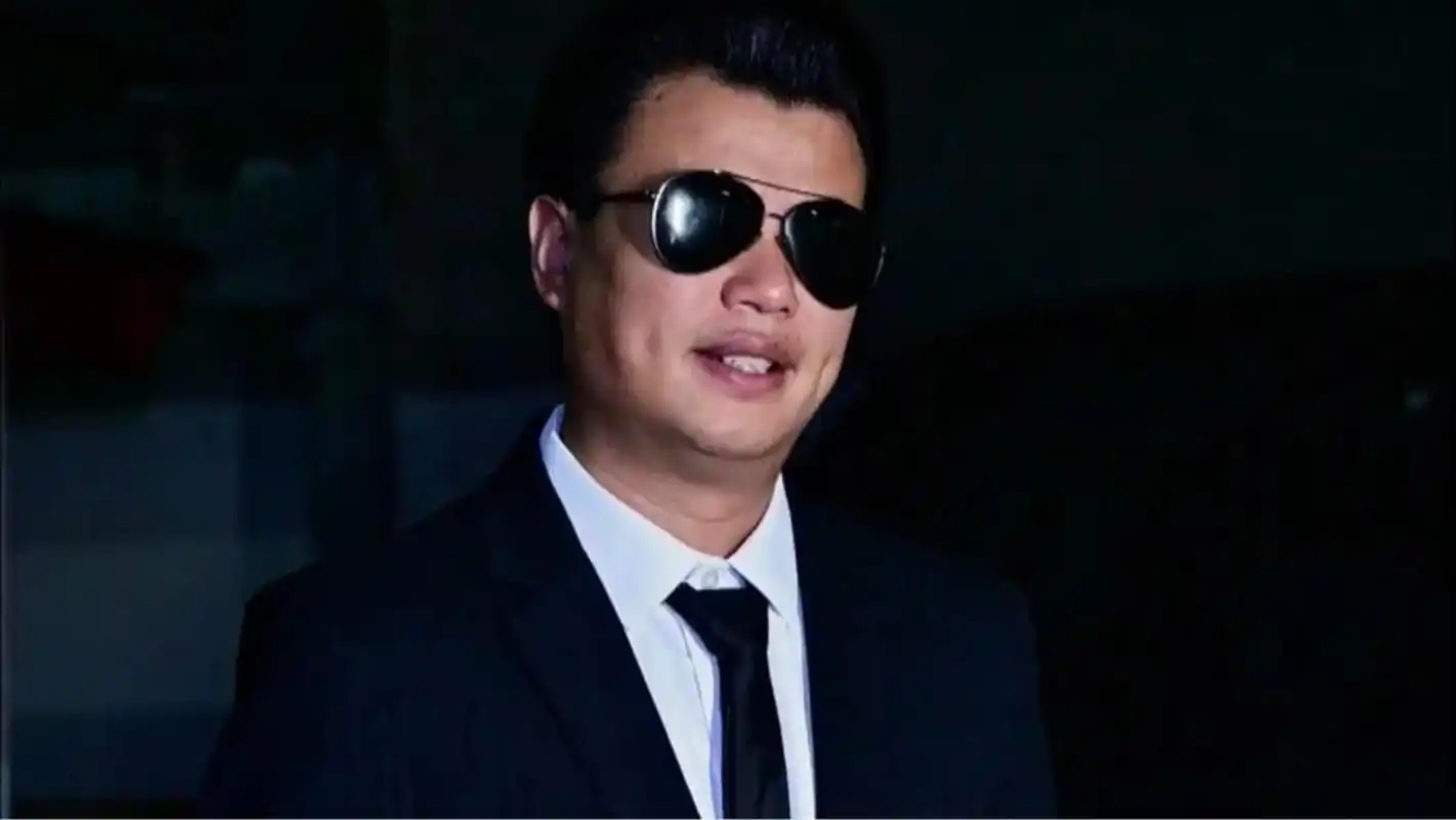 两个浅浅的酒窝戴上墨镜后活脱脱的就是年轻版万梓良,整个人看起来