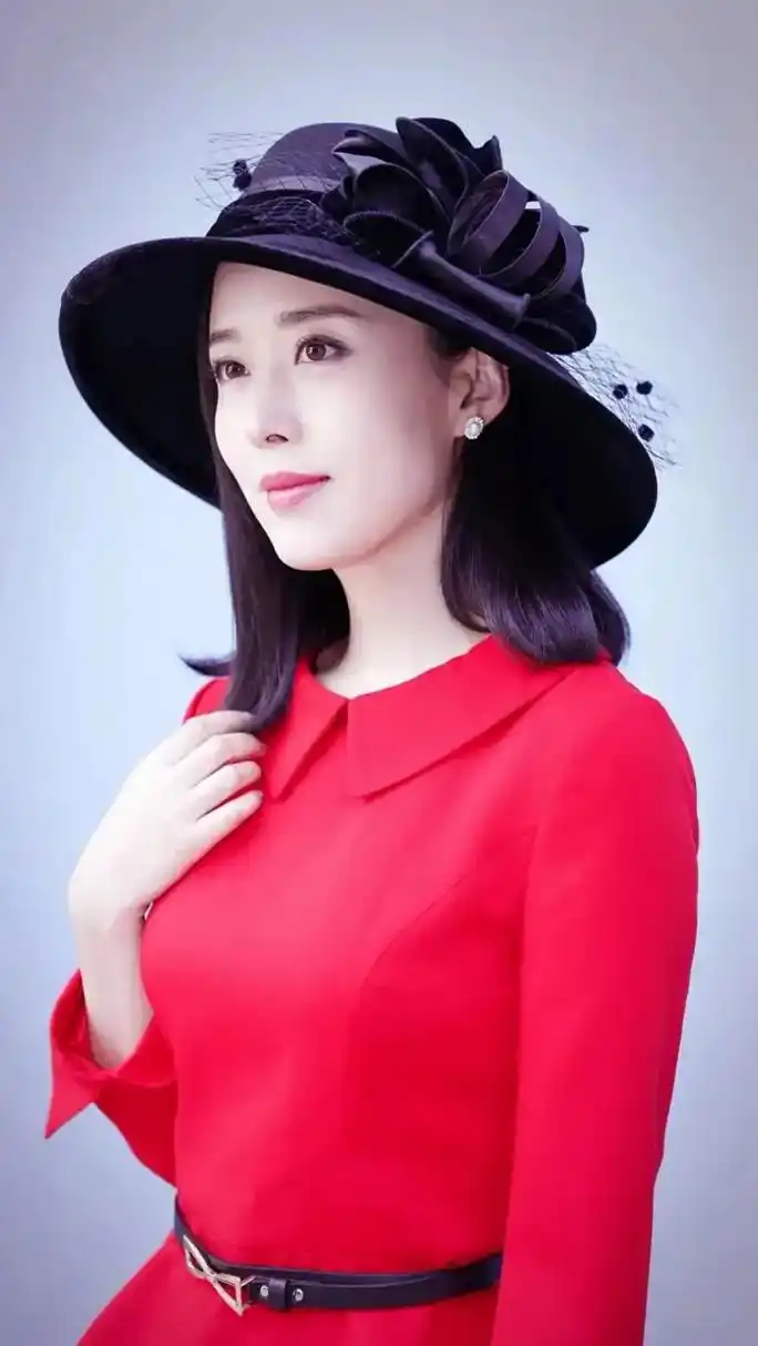 美丽性感的颜丹晨[鲜花]