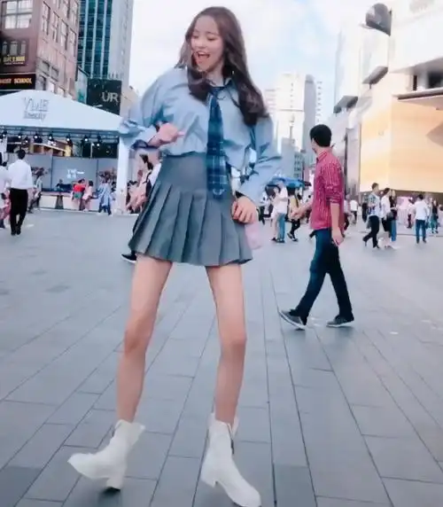 这位穿"拖把裙"的美女,靠下半身走红抖音,网友:这腿好吓人!