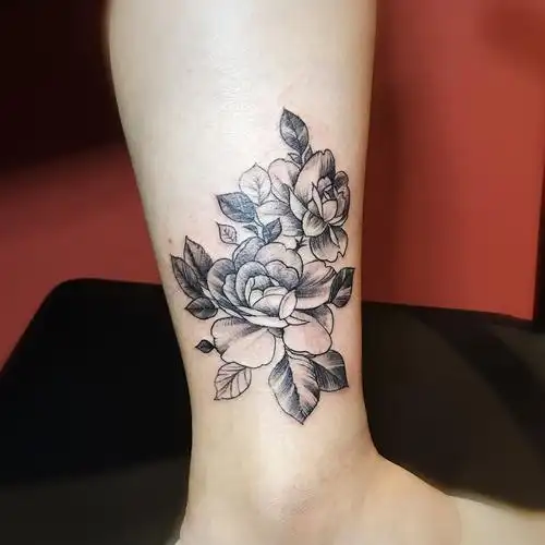 美女小腿非常有纹理感的黑灰甩线风玫瑰纹身图案