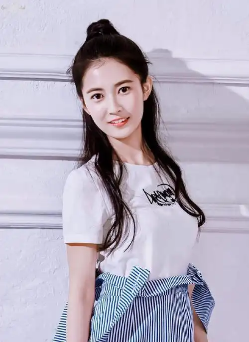 陈钰琪秀出穿搭,穿着红色印花连衣裙扎高马尾,不说以为是校花