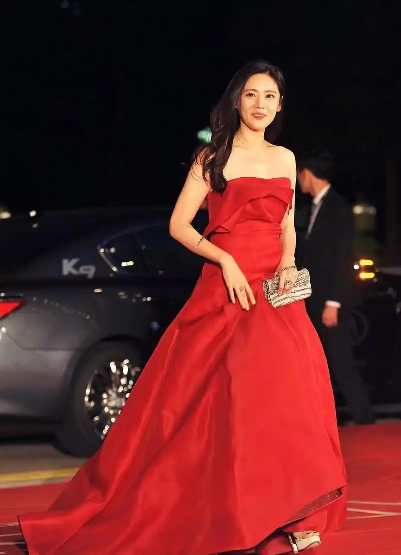 秋瓷炫人美又会穿,v领连体裤简约干练又不失温柔感,高挑时髦