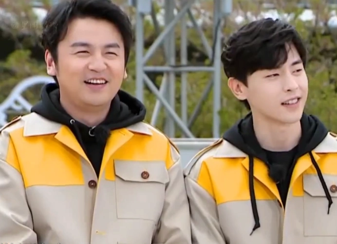 原创邓伦脸到底有多小?当他和雷佳音站在一起,才发现我不配当女生