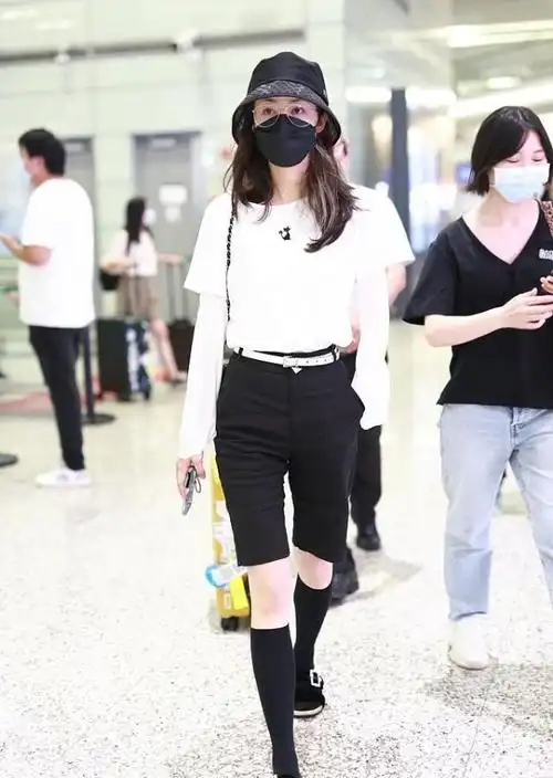 韩雪的身上有女强人气质穿t恤配短裤也能看出气场身材也高级