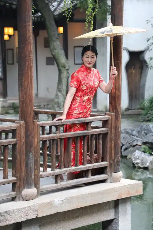 古镇小巷的旗袍女子