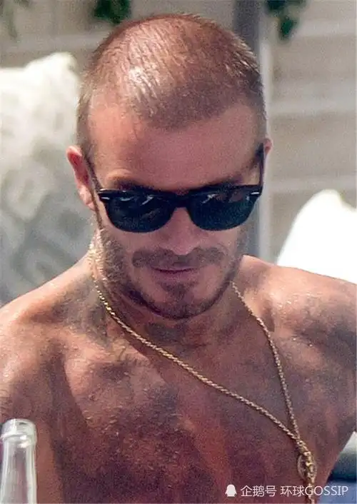 在商业活动现场,贝克汉姆一袭西装在身,的确是帅气有型,但他的发型