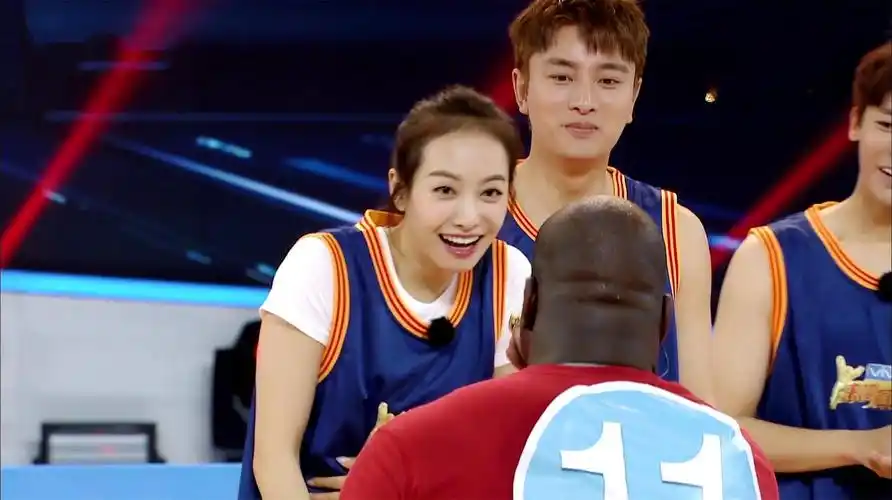 宋茜被奥尼尔现场"求婚",不料贾乃亮神助攻,好害羞哦!