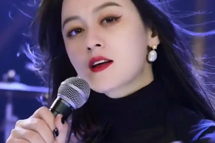 中国网红歌手唐艺:靠着抖音一步步成长,前婆婆称她是"好儿媳"