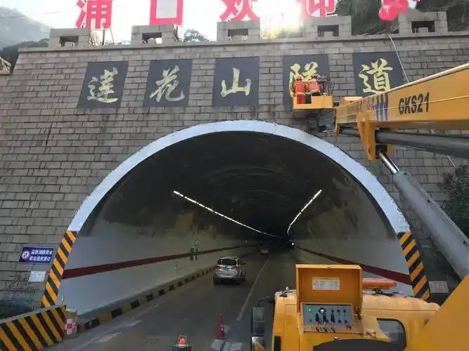 国道228线莲花山隧道是通往连江沿海地区的重要通道,由于常年过往车