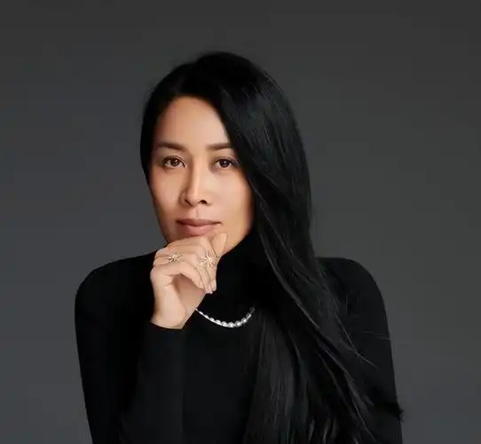 那英露肩秀独特魅力,引爆音乐界