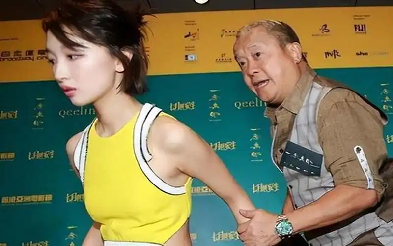 曾志伟抓住周冬雨手的那刻,两人关系再也瞒不住,真是深藏不露啊