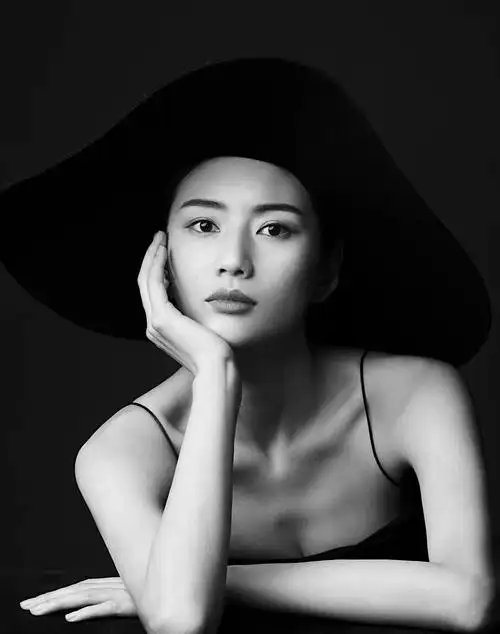 张艺谋悬崖之上定档430演员飞凡潜身狩猎杀局