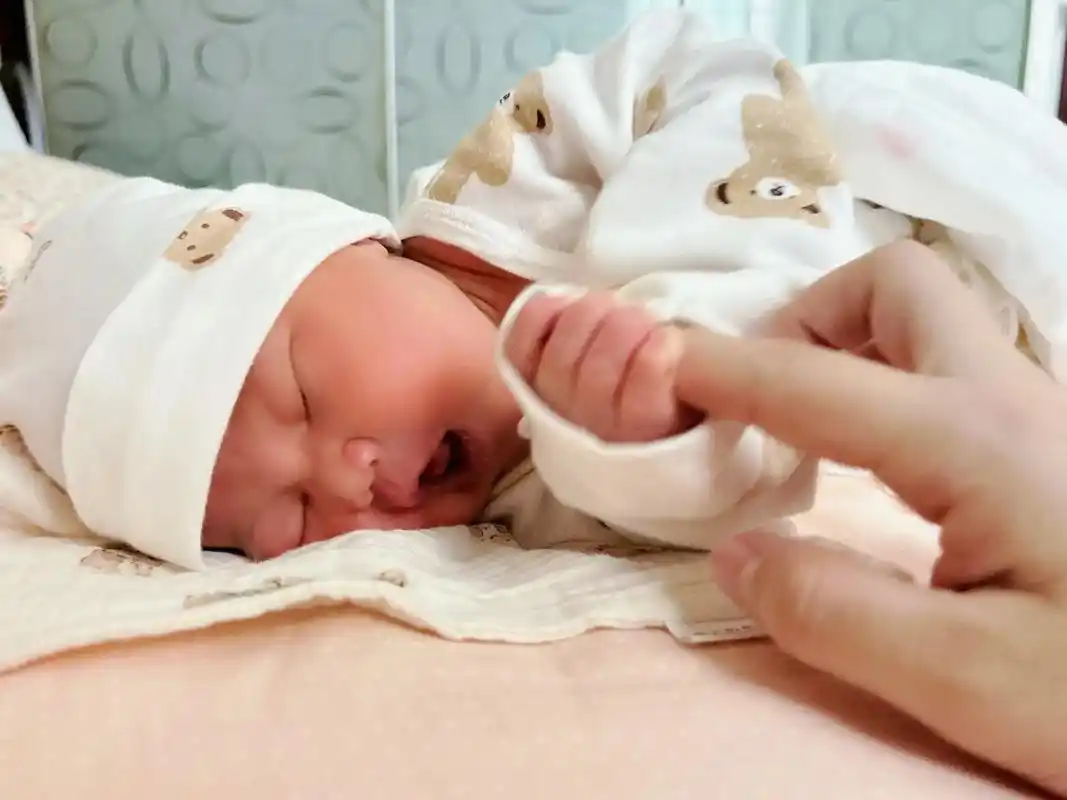 月子里的宝宝 #人类幼崽 手机里不知不觉被宝宝的照片占满了