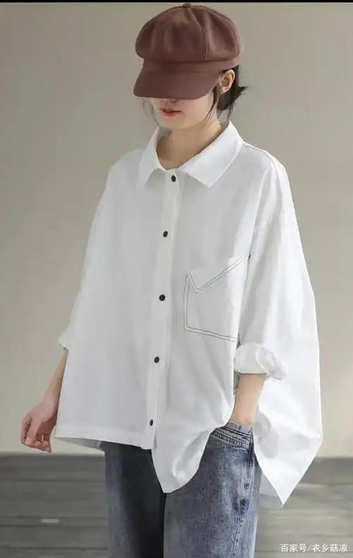 白色的衣服是很洋气的,这款白色慵懒风衬衫是很舒适,宽松,休闲,搭配一
