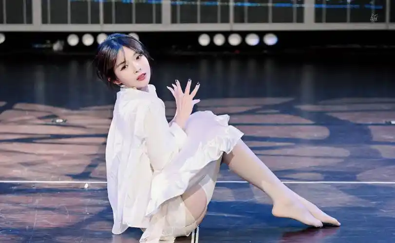 许杨玉琢-snh48女团成员-吊带白丝袜舞台绝美盛宴-图片