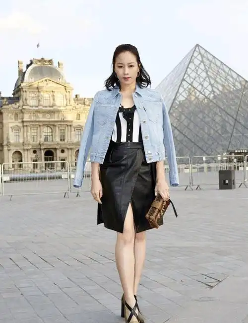 林嘉欣气质端庄优雅身穿一袭黑色连衣裙配精致项链不像有42岁