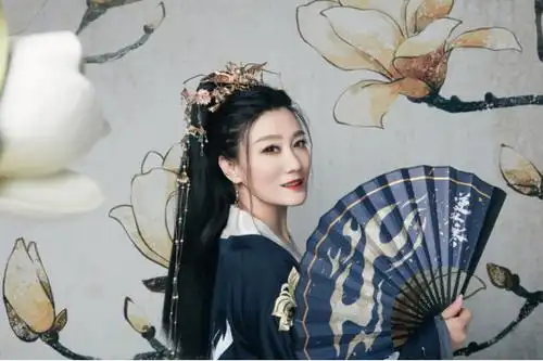 谭晶翻唱赤伶仅一天就打破李玉刚纪录网友前5秒就跪了