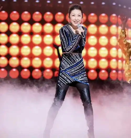 50岁歌手孙悦隐退7年罕晒照,扎双马尾麻花辫,下衣失踪美腿抢镜