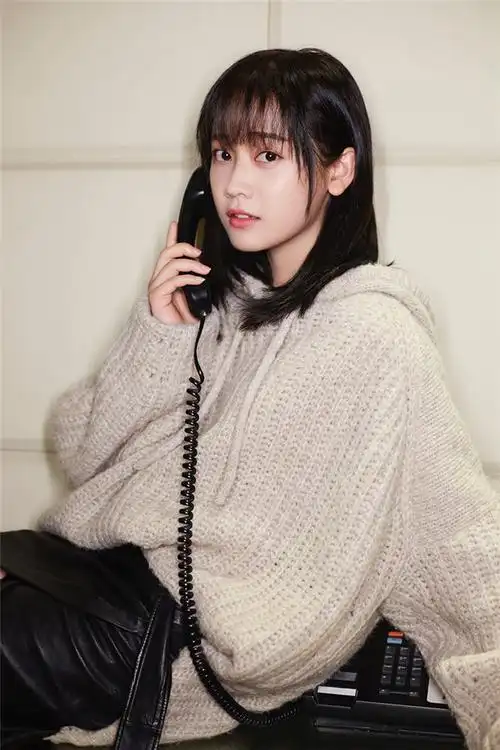 郑湫泓演绎"毛衣杀" 奶茶色look暖意浓浓