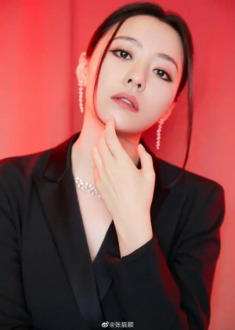 张靓颖怼脸写真轻松扛住镜头龙须刘海造型干练十足