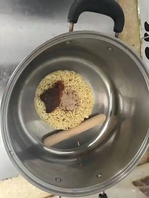 心酸!妈妈出门后给儿子留的饭菜,掀开锅盖儿子傻眼了