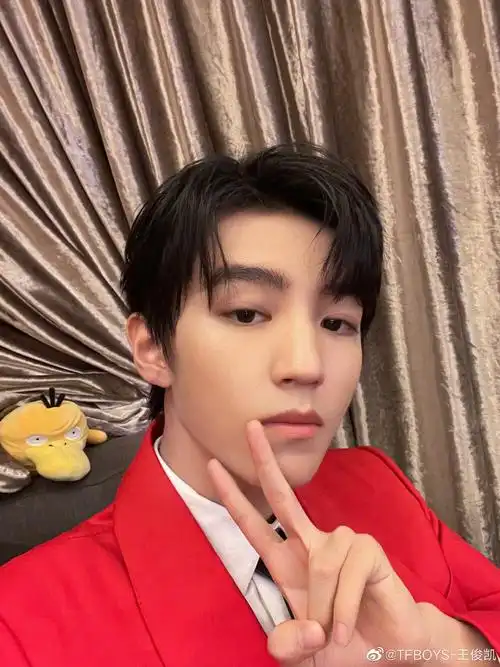 王俊凯新年情人节自拍