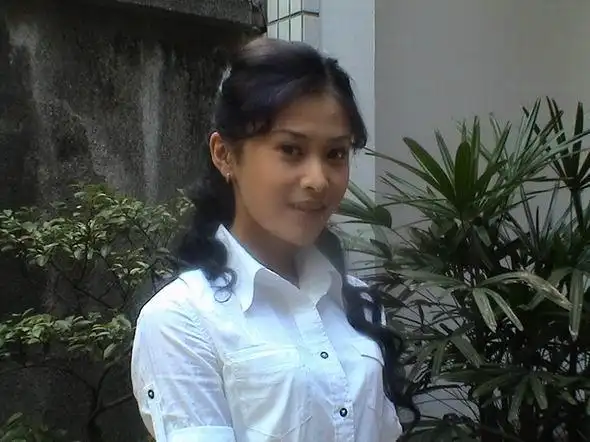 资料图片:《村官》人物--雅丽(何晶饰)