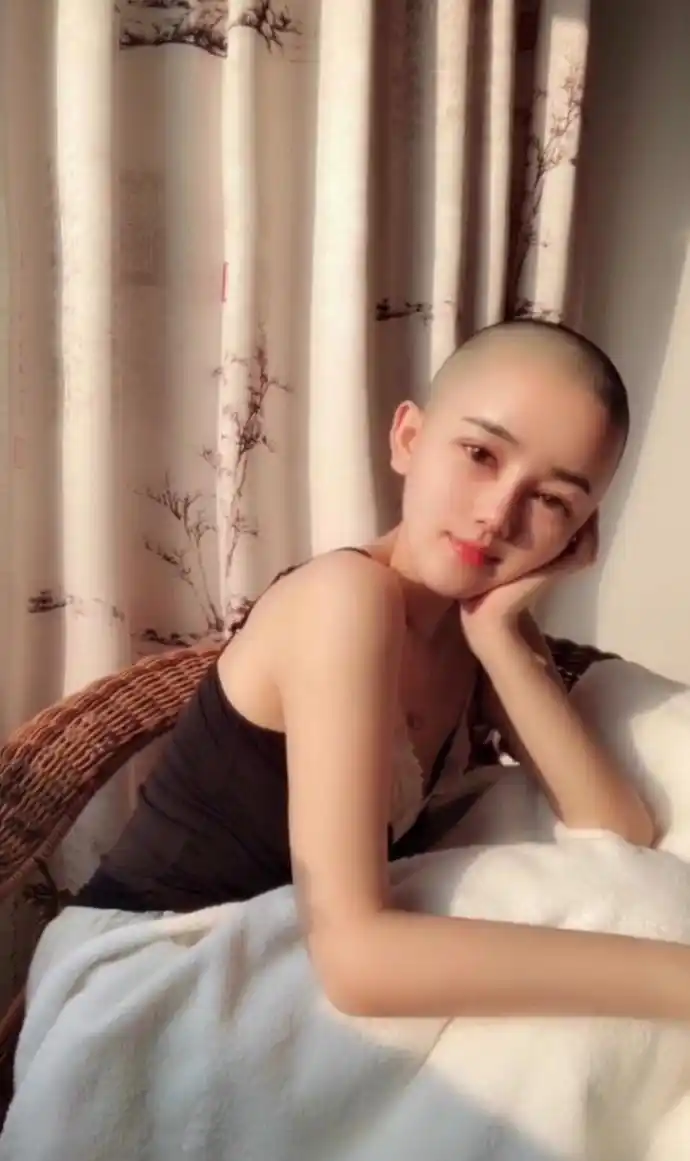 最美光头美女,给你不一样的感受,网友:这是我见过最美的小尼姑