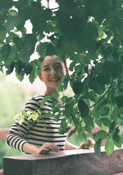 吴倩分享写真庆祝自己29岁生日快乐,吊带纱裙十分时尚_事业_少女_上升