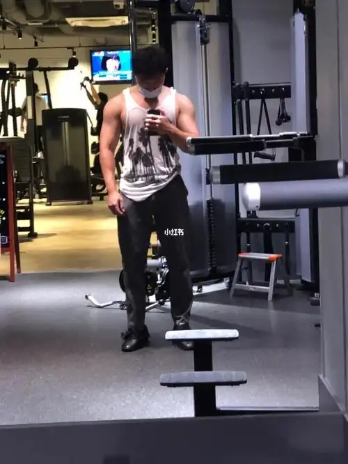 健身男茶拍照小心机之肩带位置