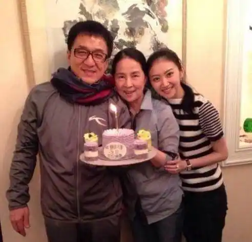 成龙为林凤娇庆生林凤娇堪称最大度正室一直包容成龙的多情