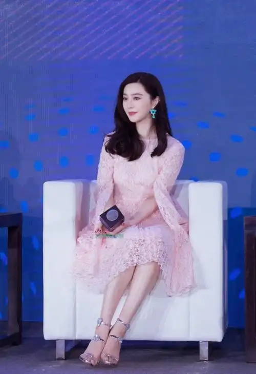 范冰冰现身活动,粉色蕾丝斗篷裙甜美气质,整个人看着高级又仙气