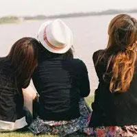 求一张三个女孩一起的背影图片