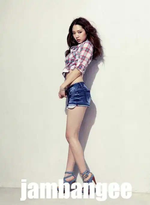 演员朴信惠服装画报展现名牌身材