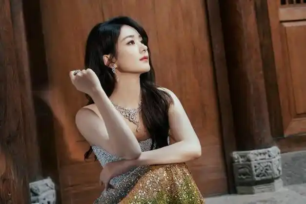 赵丽颖镂空长裙秀曼妙身姿渐变礼服宛似公主肤白貌美惹人爱