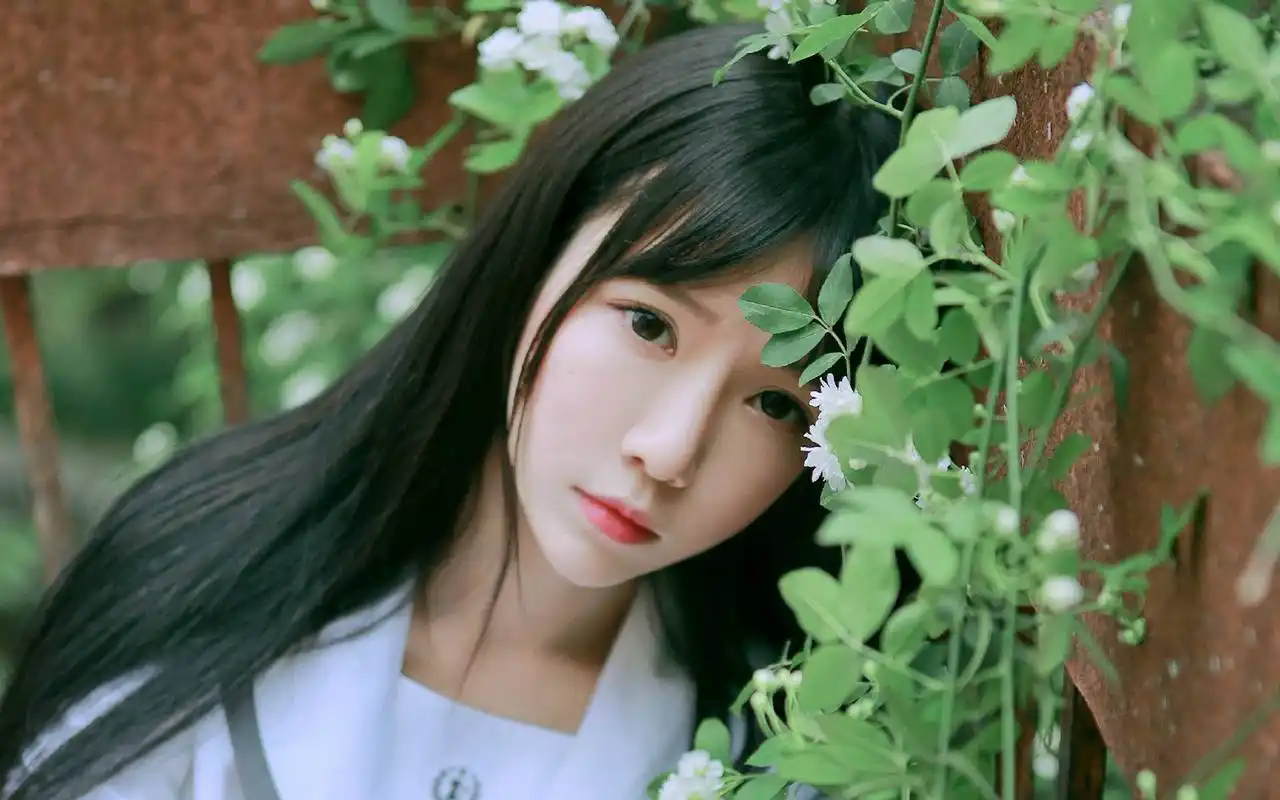 清纯养眼的美女户外写真图片桌面壁纸