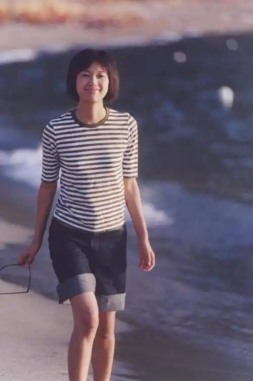 见到徐静蕾的第一眼,王朔就被深深吸引. 36岁的心再次年轻,砰砰乱 ..