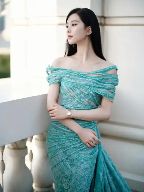 刘诗诗孔雀蓝露肩礼服##尖叫之夜红毯