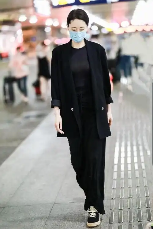 ③九分阔腿裤最休闲,纯黑搭配也不沉闷